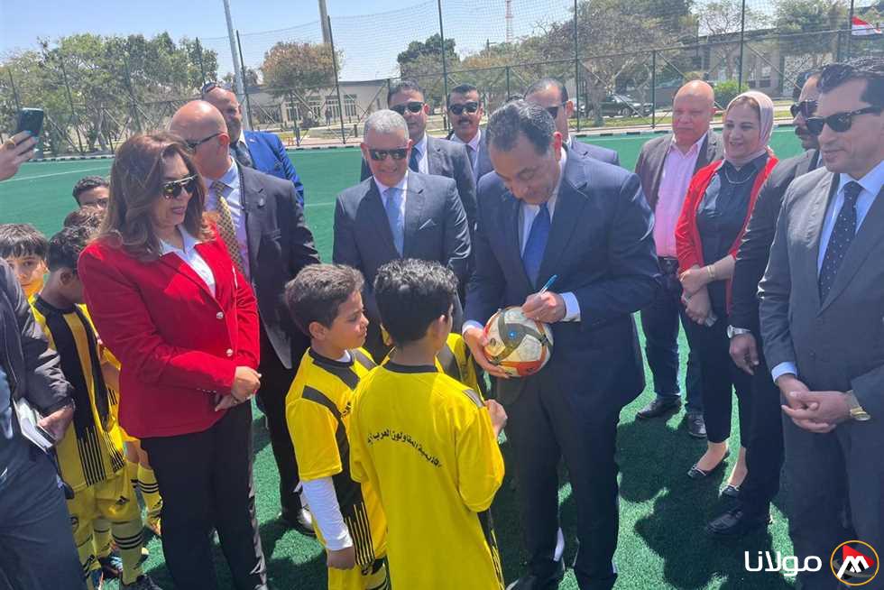مدبولي يتفاعل مع طلب طفل بتوقيع الكرة أثناء جولته في مشروعات خدمية بالإسماعيلية (صور)