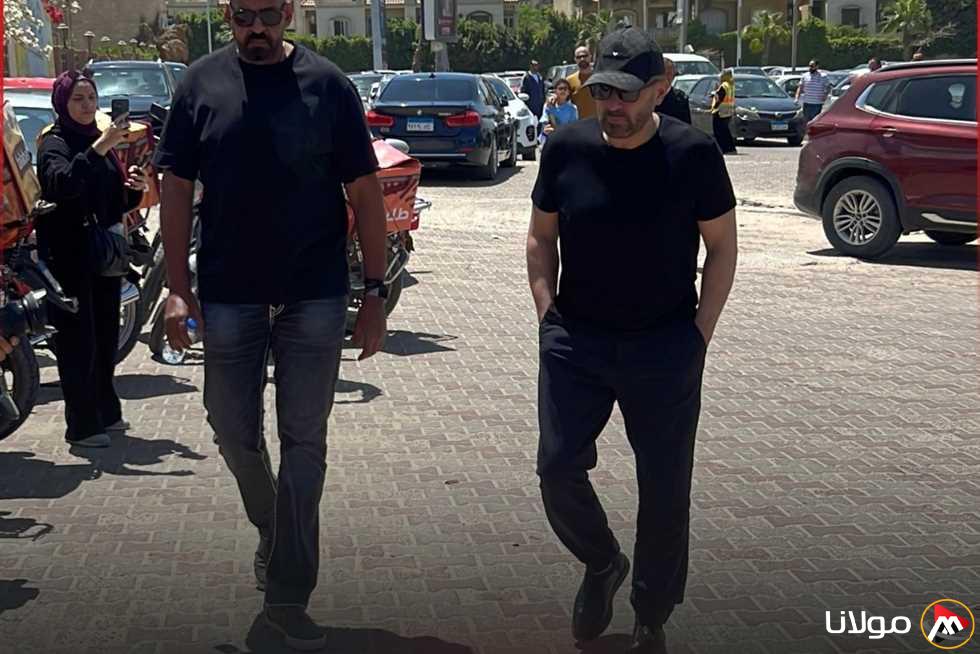 أحمد السقا يشعر بالحزن والصدمة خلال وداع سليمان عيد (فيديو)