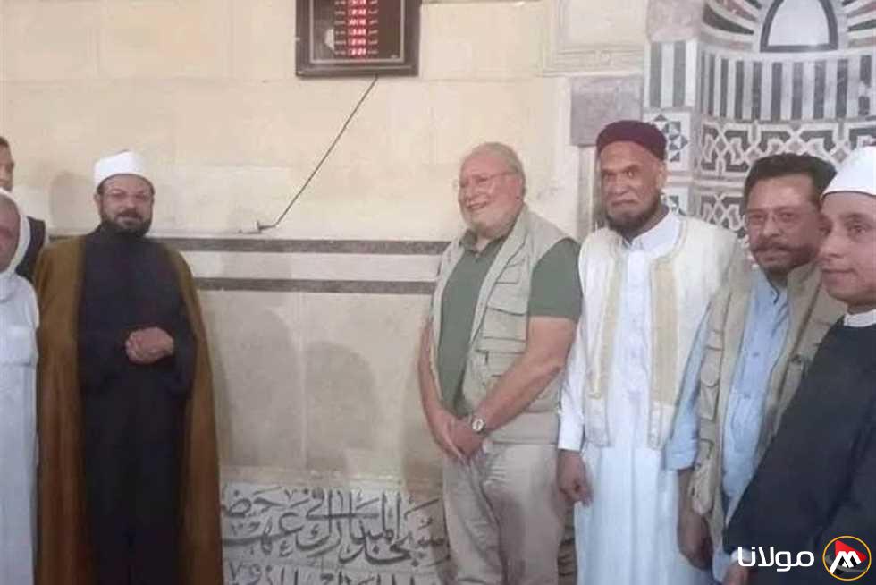 الملك أحمد فؤاد الثاني يشارك في صلاة الجمعة بالمسجد الكبير في سيوة (صور)