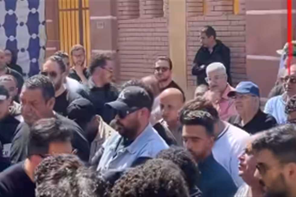ابن سليمان عيد ينهار أثناء وداع والده في المقبرة (فيديو)