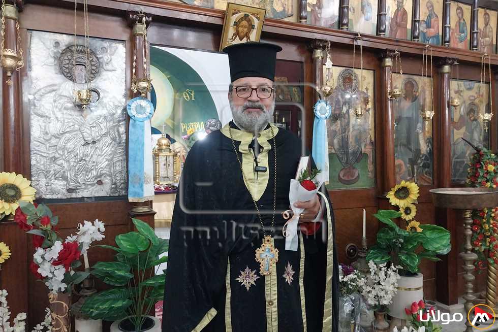 أقباط دمياط يحتفلون بـ ‘الجمعة العظيمة’ وكاهن كنيسة الروم يختتم القداس بتوزيع الهدايا
