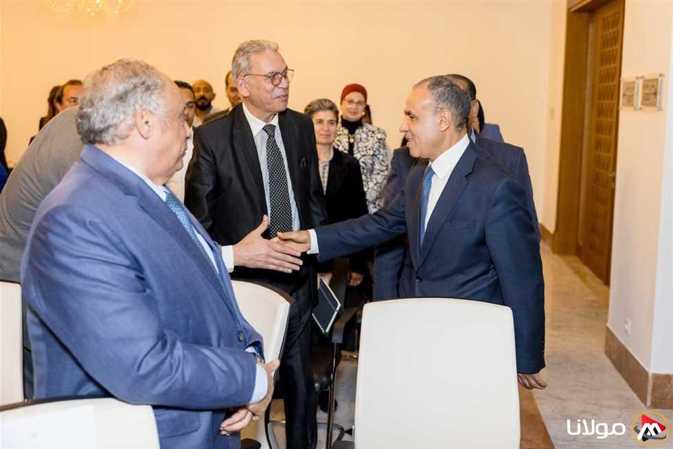 وزير الخارجية والهجرة يلتقي بمجموعة من أعضاء الجالية المصرية في تونس