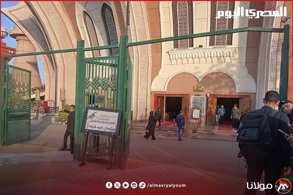التحضيرات النهائية لتقبل عزاء الفنان سليمان عيد في مسجد الشرطة (صور)