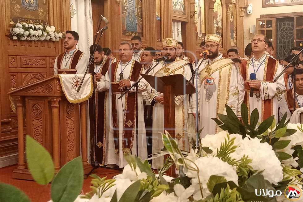 آلاف من الأقباط يحتفلون بقداس عيد القيامة المجيد 2025 في المنيا – صور