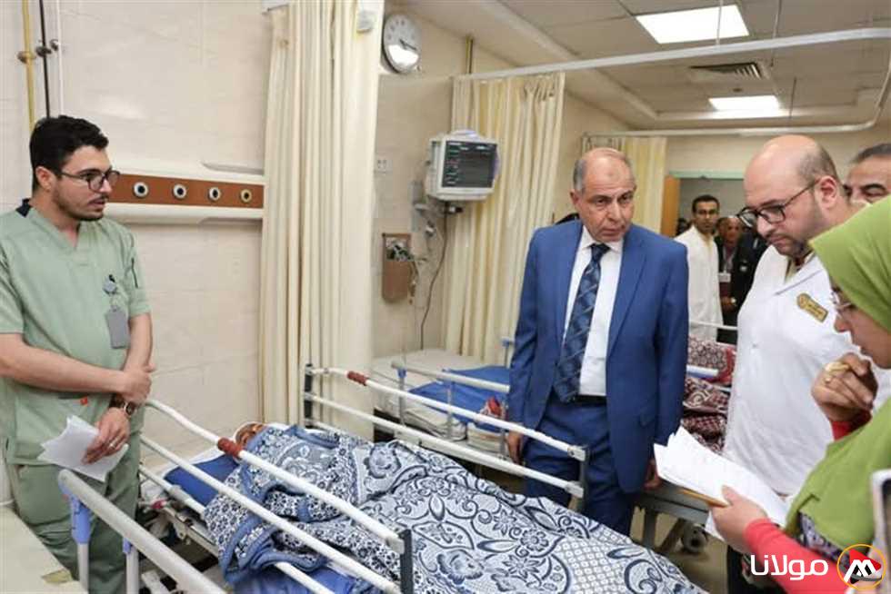 محافظ المنيا يقوم بزيارة المصابين ويترحم على أرواح ضحايا حادث التصادم في ملوي (صور)