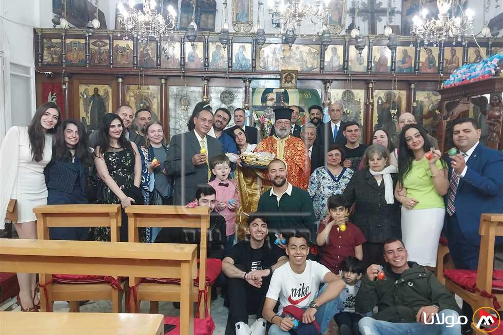 أجواء احتفالية مع البيض الملون والهدايا في كنيسة الروم بدمياط بعد قداس عيد القيامة المجيد (فيديو)