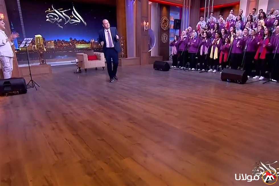 “هذا ليس كورالاً.. بل أستاذ التيتش” – عمرو أديب يتراقص على أغنية للزمالك داخل الأستوديو (فيديو)