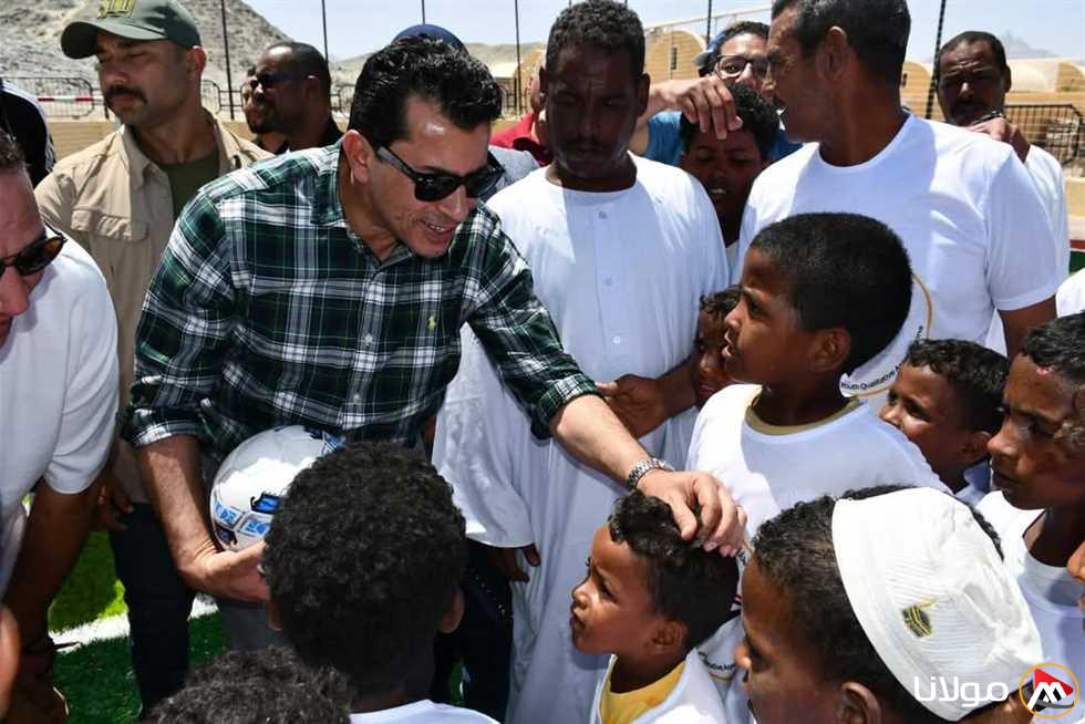 وزير الشباب والرياضة يدشن مشروع تحديث ملعبين في مركز شباب بمحافظة البحر الأحمر