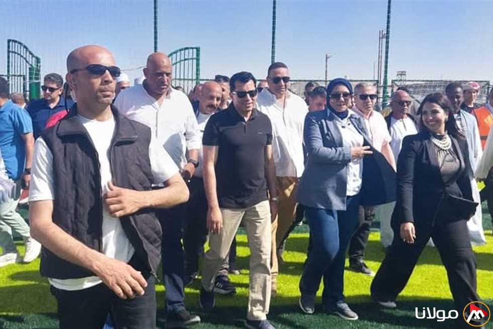 وزير الرياضة يوجه بضرورة تسريع تطوير مركز شباب الشلاتين ويُدشن الملعب الخماسي.