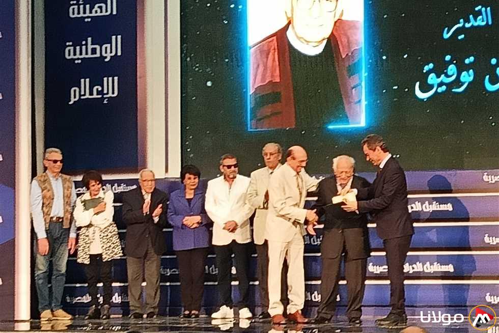 أحمد المسلماني يمنح رشوان توفيق ومحمد فاضل جائزة “وسام ماسبيرو للإبداع” تقديراً لجهودهما.