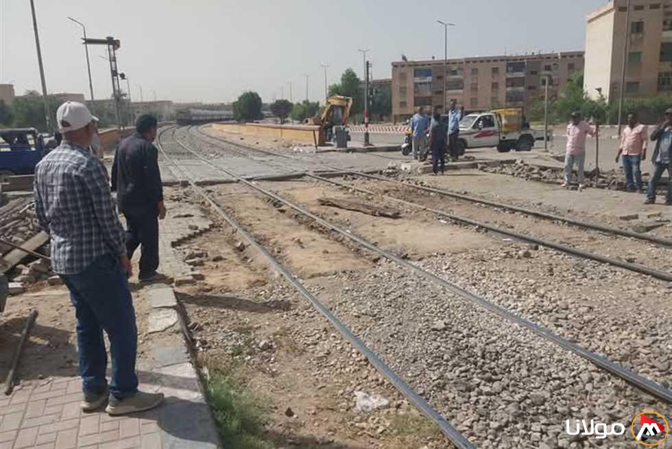 السكك الحديدية تغلق ممر كيما في أسوان.. و«السكان»: عمره خمسون عاماً ويخدم آلاف المواطنين