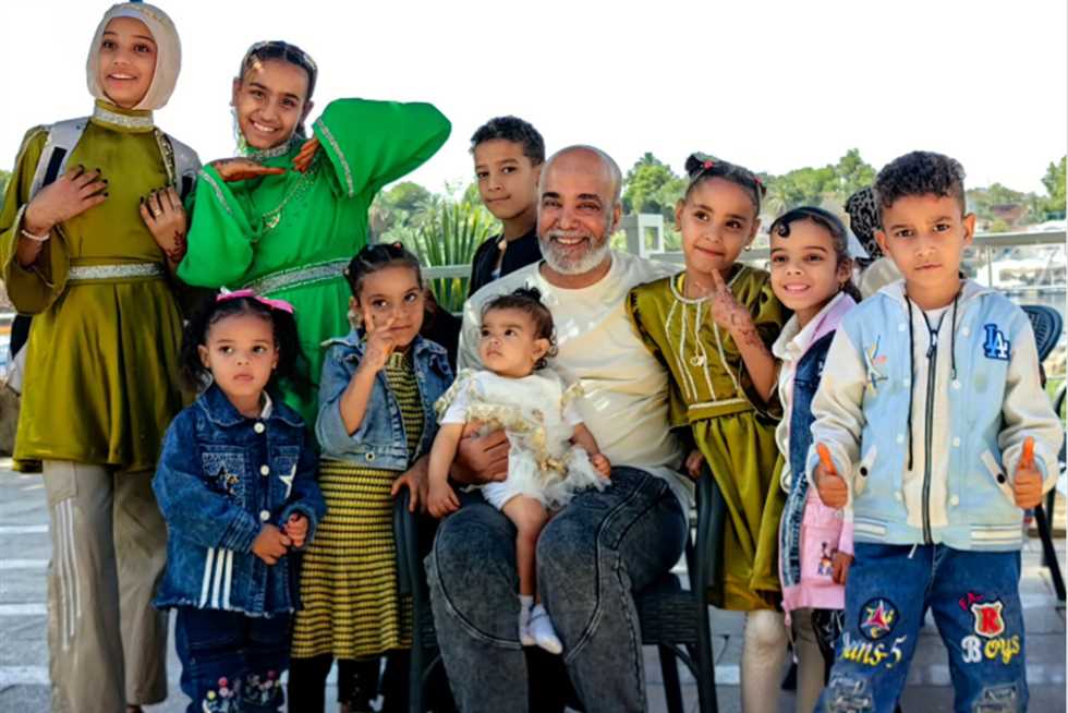 «تخيل وشارك في اللعب معهم».. ابن سليمان عيد يروي حادثة مؤثرة لوالده مع أطفال أسوان