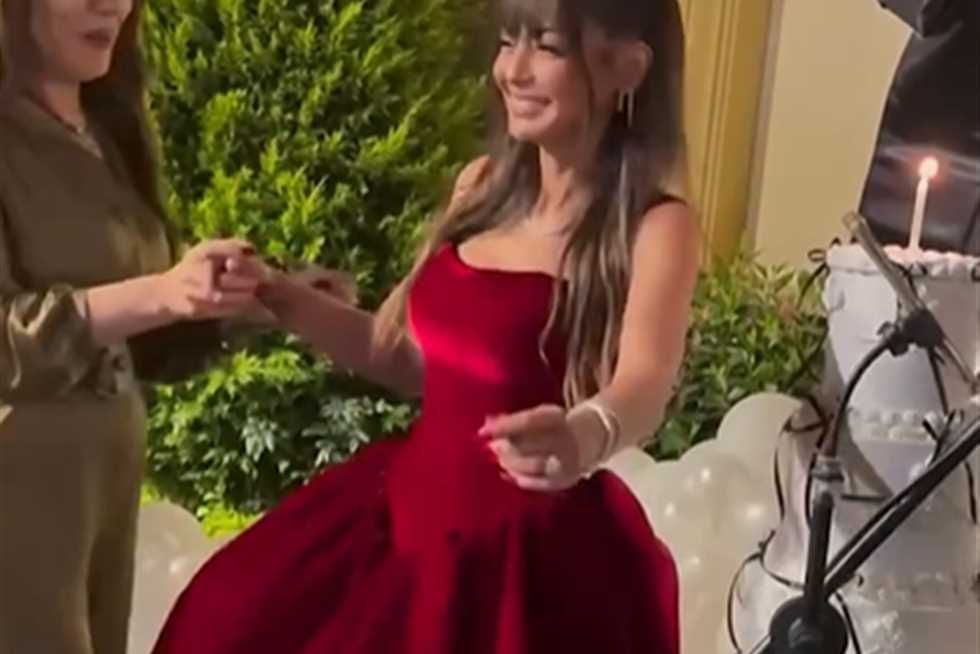 داليا مصطفى تحتفل بعيد ميلادها وغياب شريف سلامة يثير الفضول (فيديو)
