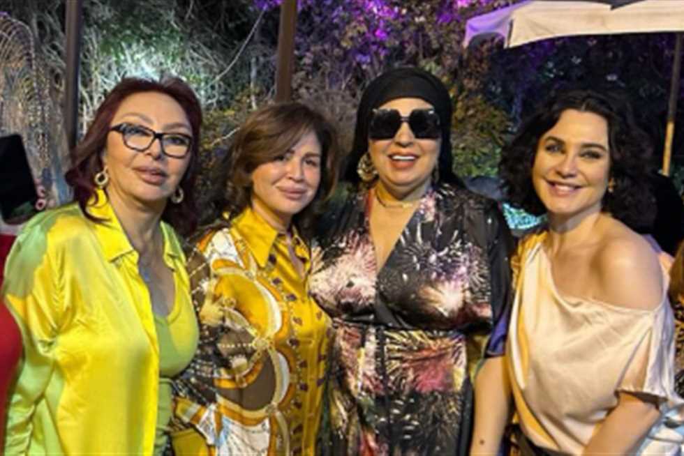 سلاف فواخرجي بين نجوم مصر: “أنتم عائلتي الحقيقية.. ومصر دائمًا مزدهرة”