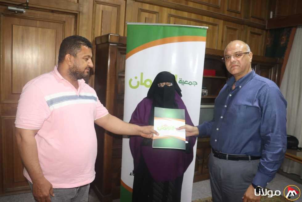 محافظ القليوبية يستجيب لاستغاثة امرأة بحاجة إلى مساعدة لبدء مشروع صغير بسبب إصابة زوجها بالعجز.