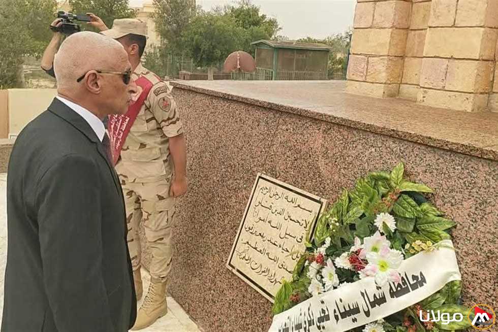 تزيين النصب التذكاري للجندي المجهول في العريش بإكليل من الزهور
