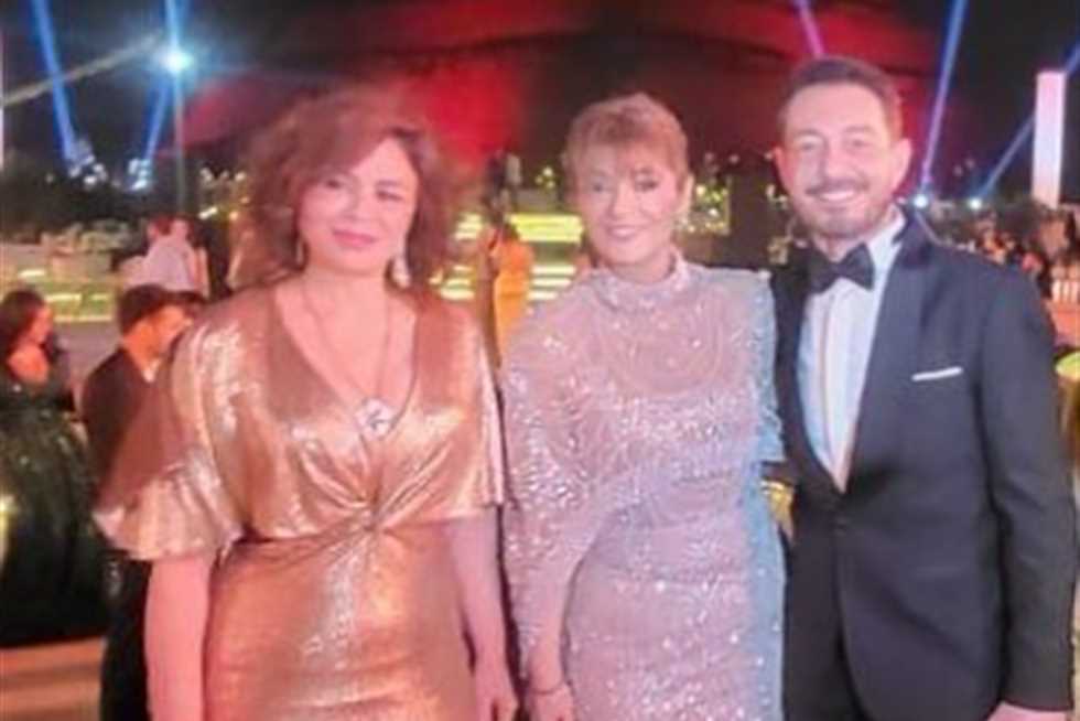 إلهام شاهين تحتفل بزفاف ليلى من خلال تهنئة أحمد زاهر وتصف الأمسية بأنها “مذهلة”.. مع ظهور فني مميز خلال الحفل