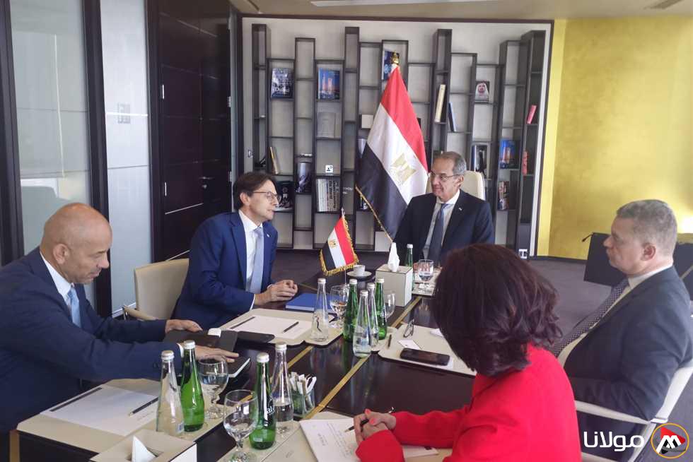وزير الاتصالات يستعرض سبل تعزيز الشراكة مع الشركات العالمية في مجال تصنيع الهواتف المحمولة محلياً