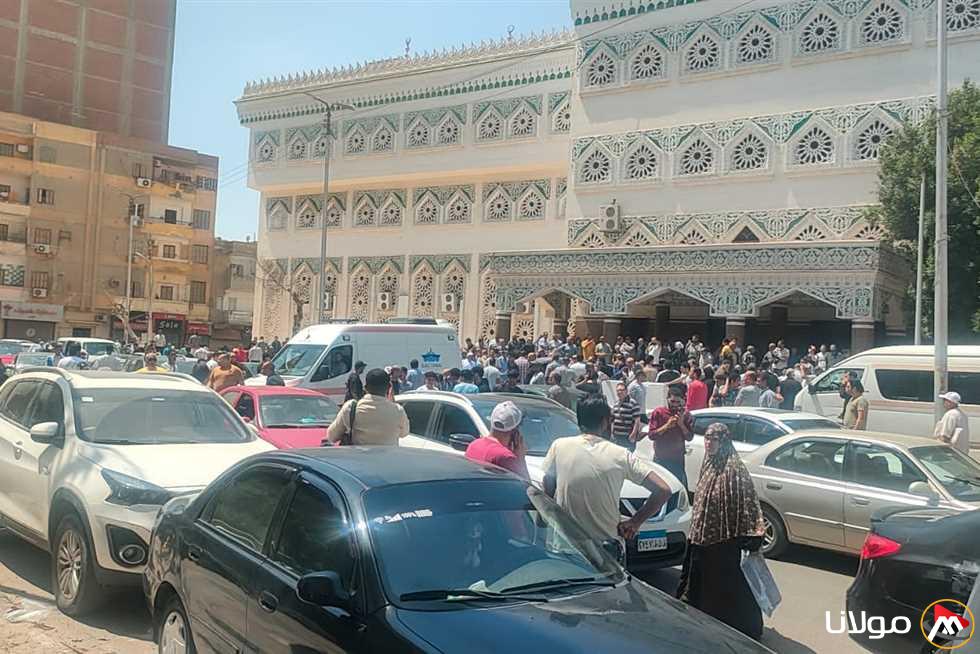 الآلاف يودعون جثمان طبيب الإسماعيلية وزوجته (صور)