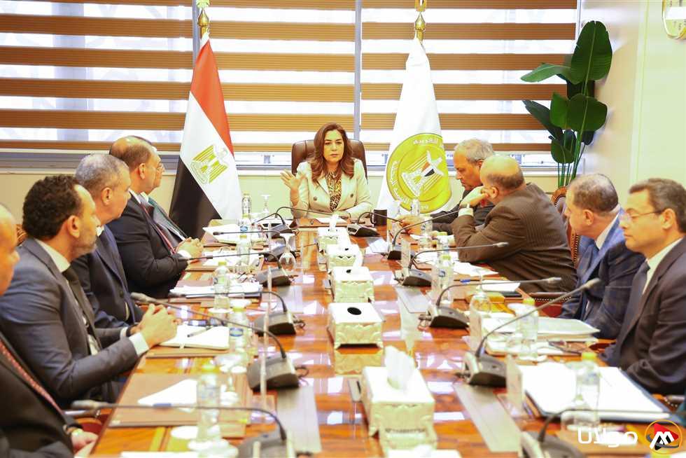 وزيرة التنمية المحلية تراقب تقدم تنفيذ مشروعات الخطة الاستثمارية في المحافظات