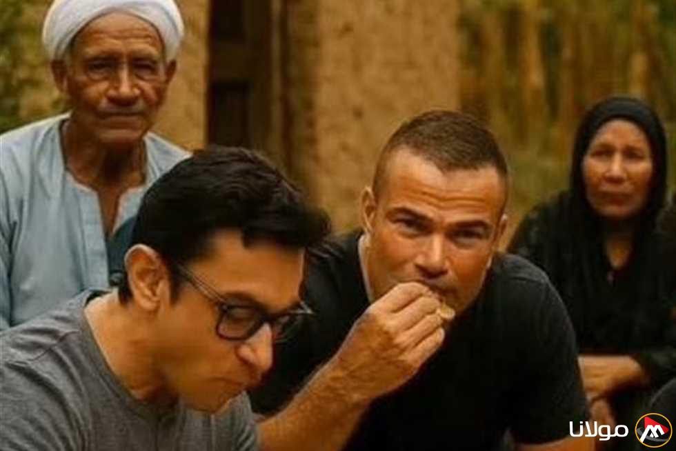 «أحلام العصاري».. شاروخان وعمرو دياب وعامر خان يستمتعون بالفطير المشلتت في وسط القرية المصرية (صور)