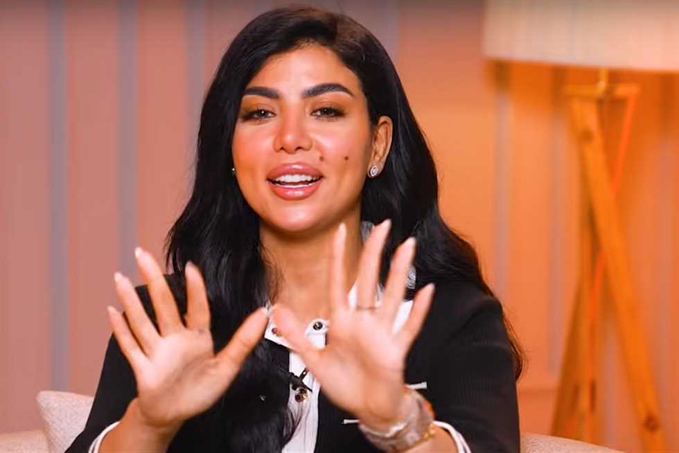 أحمد العوضي يفاجئ كارولين عزمي بتصرف غير متوقع خلال البث المباشر