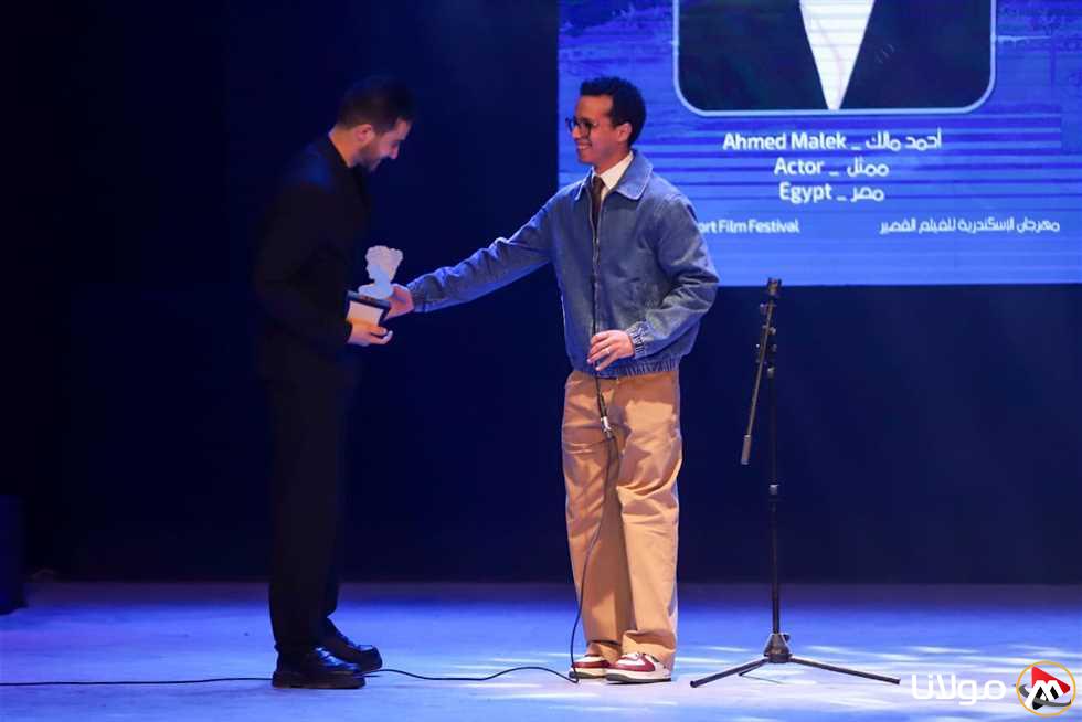 طه دسوقي يكرم أحمد مالك في حفل افتتاح مهرجان الإسكندرية للفيلم القصير