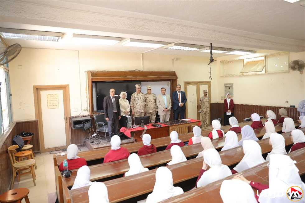 نائب رئيس جامعة الأزهر يثني على وعي الطالبات خلال متابعته لدورات التربية الوطنية