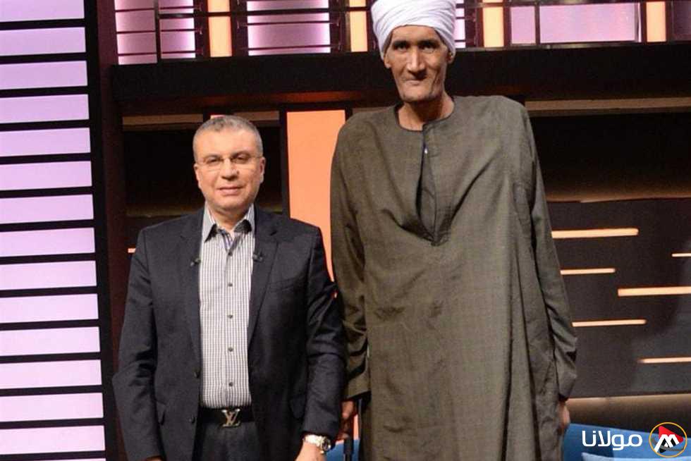 أطول رجل في مصر أبوالعلمين يكشف معاناته مع التنمر وتحدياته في اختيار ملابسه وسرير نومه