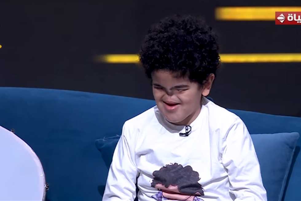 محمد الطفل المعجزة الذي حفظ القرآن والابتهالات الدينية رغم فقدانه للأنف والعيون (فيديو)