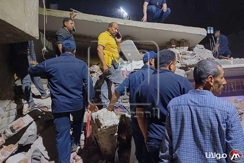 انهيار منزل في أسيوط واستخراج 7 أشخاص من تحت الأنقاض مع صور توثق الحادثة