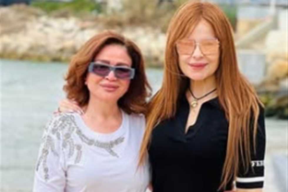 إلهام شاهين تتألق مع كارول سماحة على شواطئ لبنان وتوجه لها رسالة مميزة (صور)