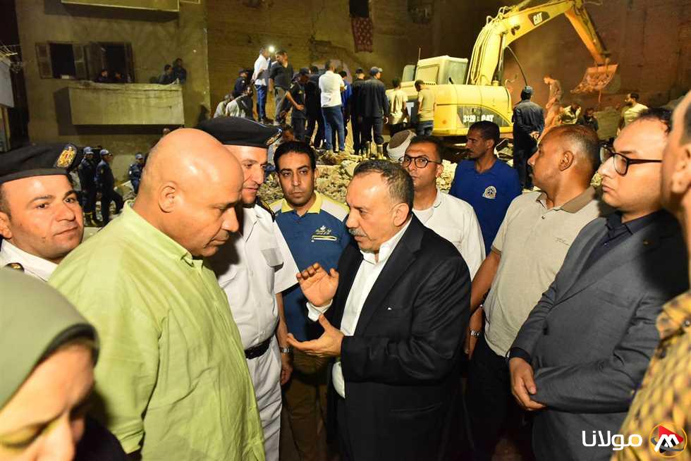 محافظ أسيوط يتفقد موقع العقار المنهار في حي غرب ويشرف على جهود الإنقاذ (صور)