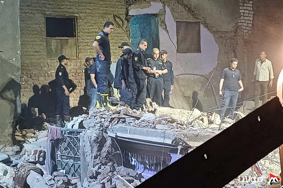 إنقاذ 7 أشخاص وانتشال جثة طفلة من تحت أنقاض عقار أسيوط المنهار (صور)