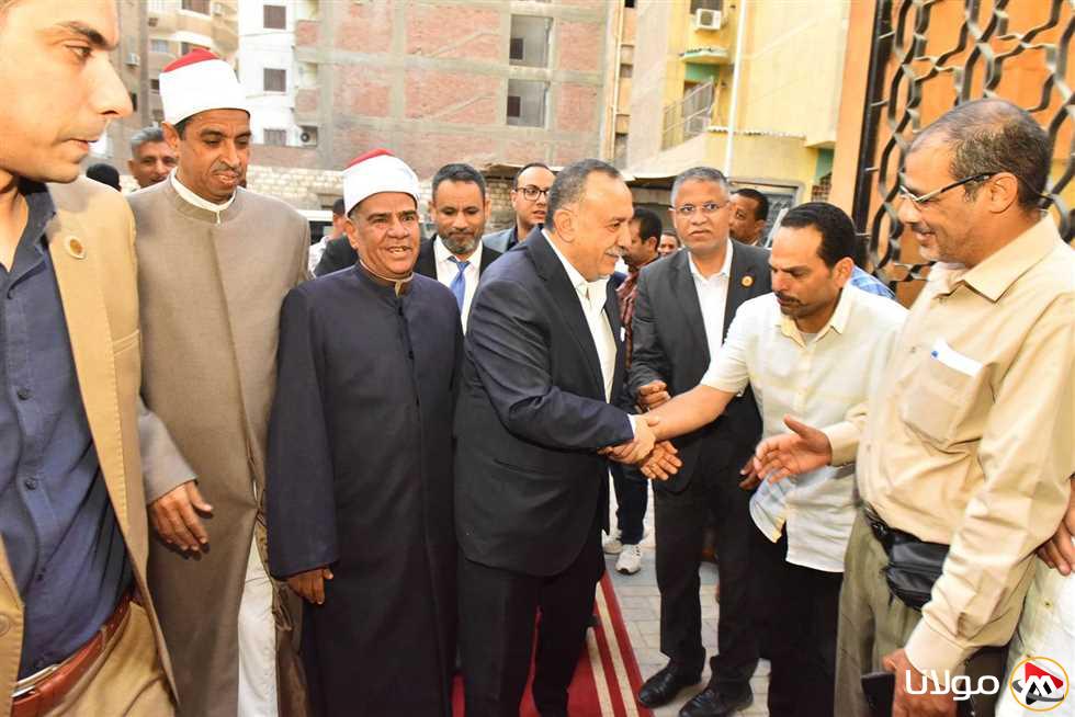 محافظ أسيوط يعلن عن توفير 10 ماكينات خياطة و4 أتواب قماش لطالبات الأزهر في المنطقة – تعرف على التفاصيل!