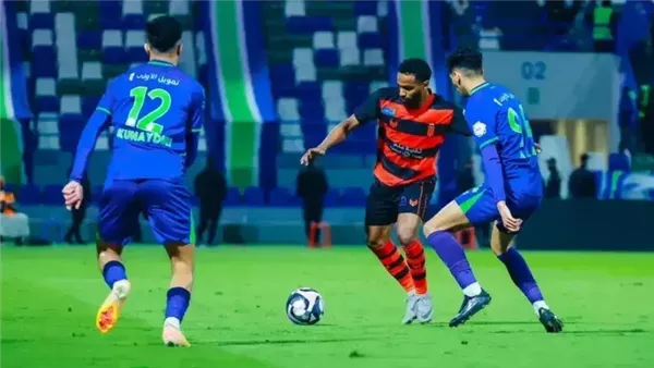 بث مباشر لمباراة الرياض والفتح في دوري روشن السعودي