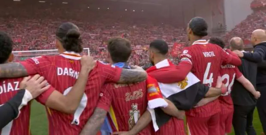 محمد صلاح يحتفل مع جماهير ليفربول بعلم مصر بعد الفوز بلقب الدوري الإنجليزي