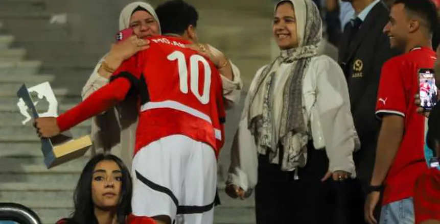 محمد عبد الله يفاجئ والدته بجائزة أفضل لاعب في مباراة مصر وجنوب أفريقيا