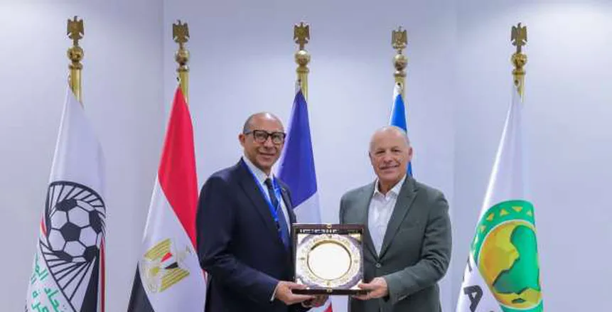 أبو ريدة يقدم درع الجبلاية وقميص منتخب مصر لرئيس اتحاد الكرة الفرنسي