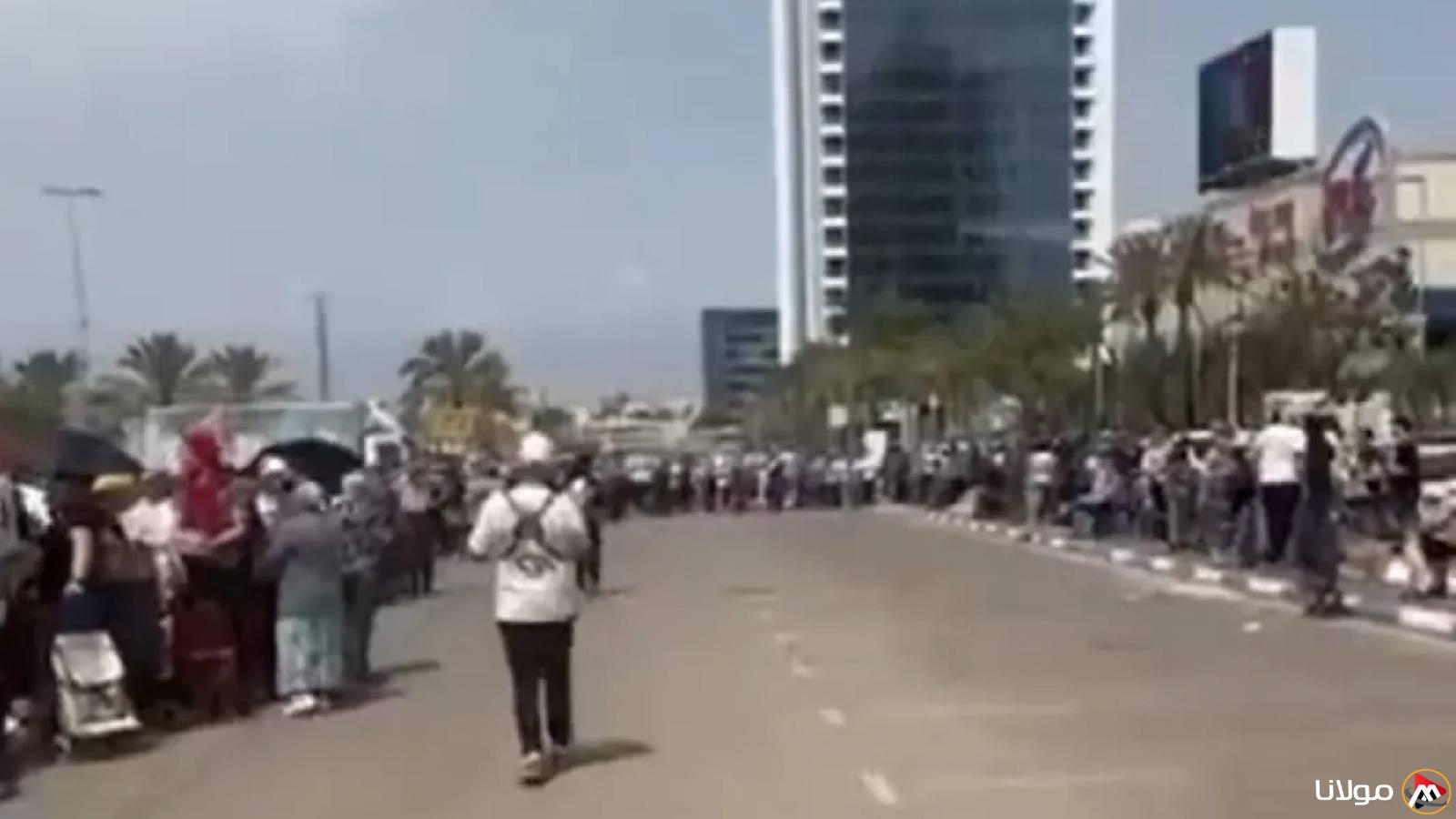 مئات من الإسرائيليين ينتظرون في صفوف للحصول على الإعانات الغذائية (فيديو)