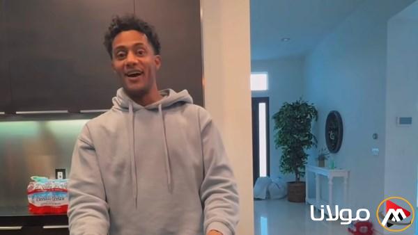 محمد رمضان يرسل رسالة قبل حفله في أمريكا باستخدام البطيخ